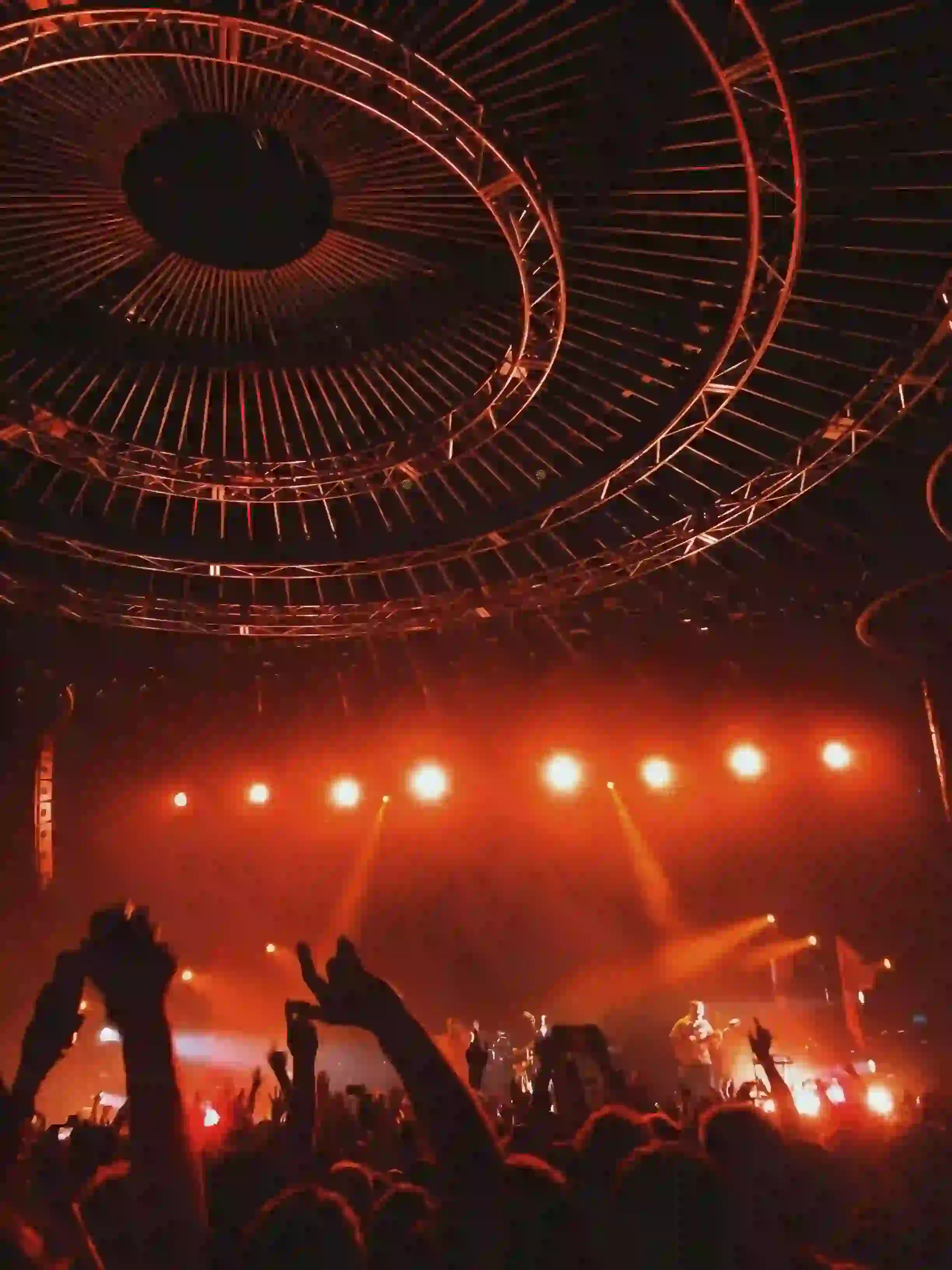 Photographie d'une sale de concert d'aaron paul