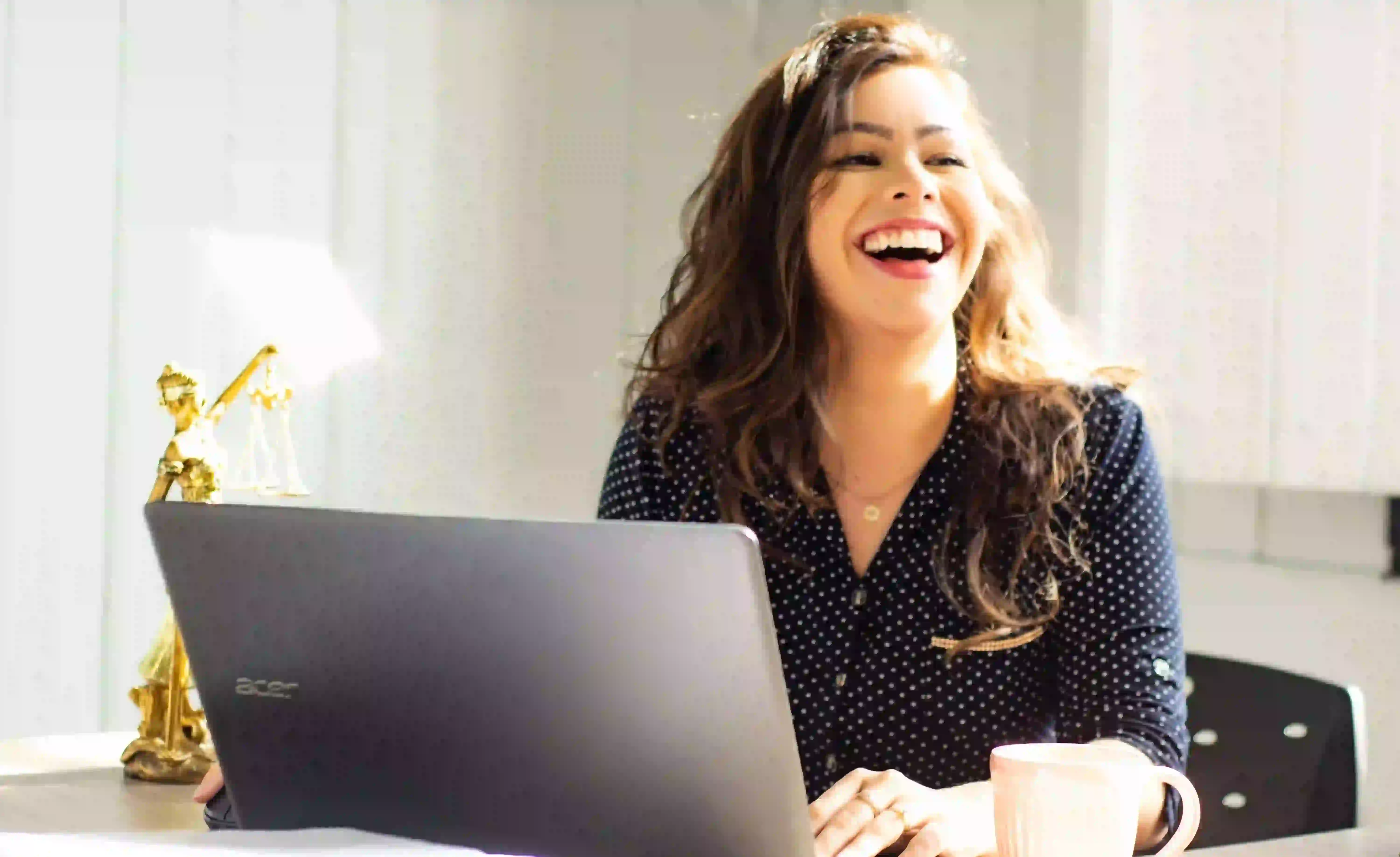 Photographie d'une emploier d'entreprise souriant